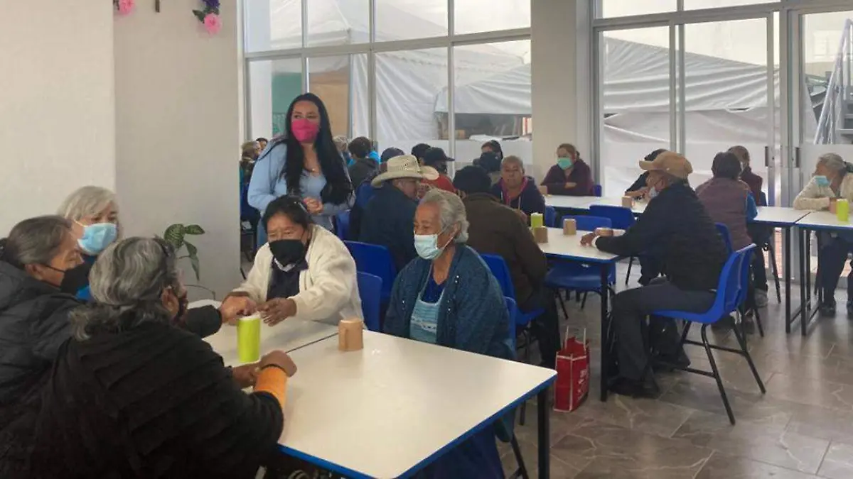 la presidenta honoraria del DIF de Cuautlancingo, Mayra Ramírez Escamilla, dio a conocer que diariamente esta dependencia ofrece un desayuno a 132 abuelitas y abuelitos de manera gratuita